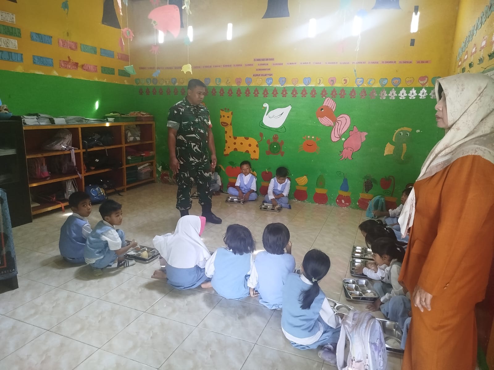 Pastikan Tepat Sasaran, Babinsa Koramil Taliwang Dampingi MBG di TK 1 Taliwang