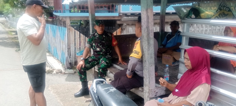 Babinsa Koramil 1628/Sumbawa Barat Laksanakan Komsos Bersama Warga Desa  Lamusung