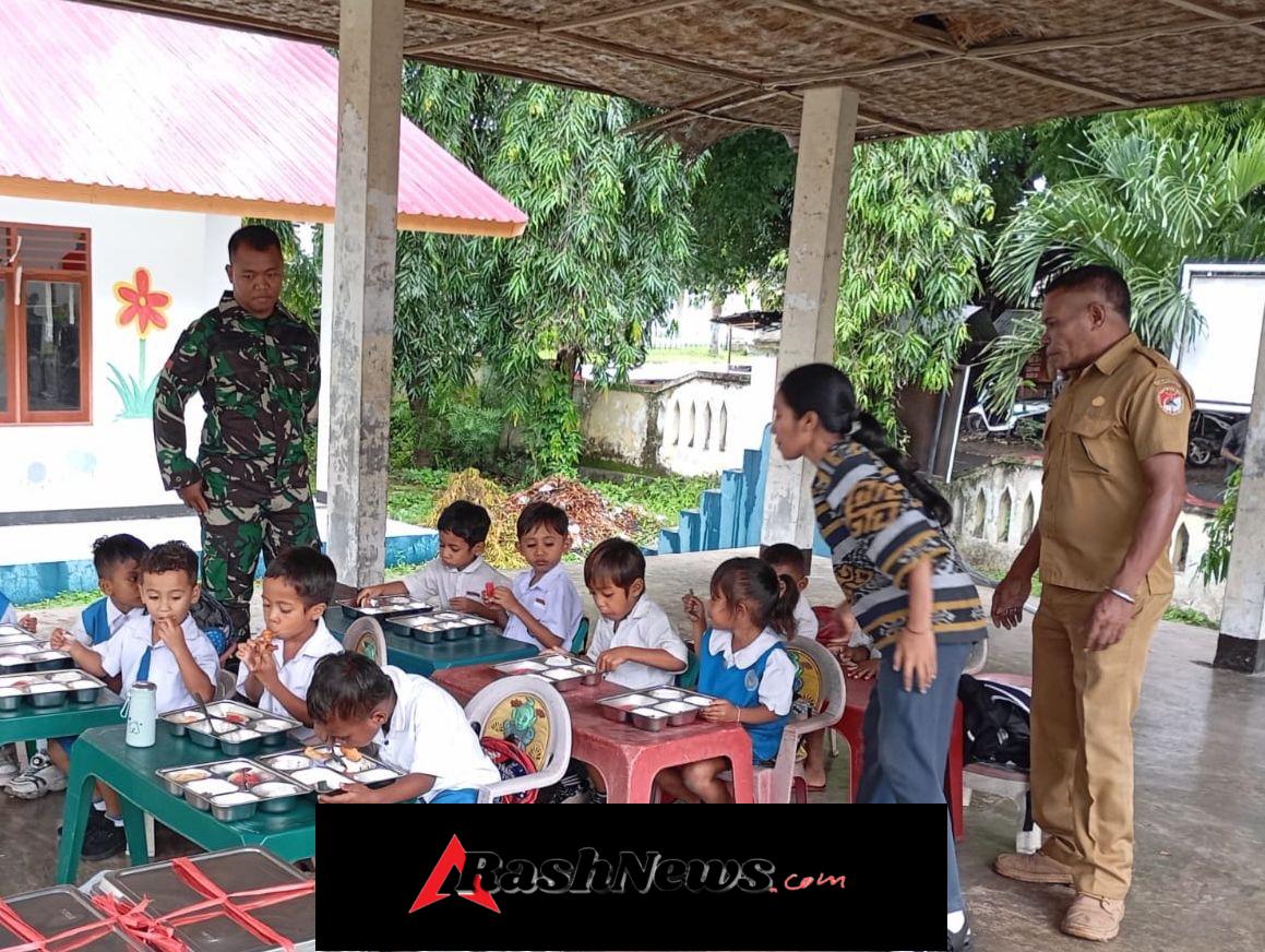 Wujud Kepedulian TNI AD, Babinsa Koramil Alok Dampingi Makan Bergizi Gratis