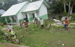 Gotong Royong Bersama Babinsa, Pembinaan Teritorial Hidupkan Pustu Tokbesi