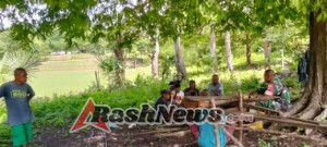 Di Bawah Rindang Pohon, Babinsa Bangun Kedekatan dengan Warga Desa Supun