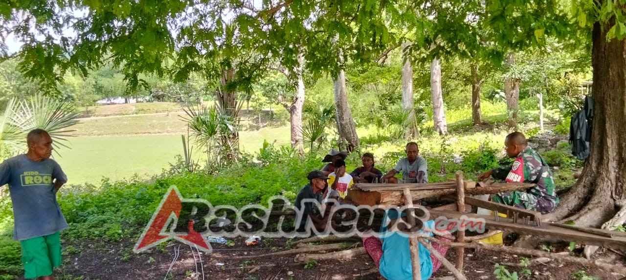 Di Bawah Rindang Pohon, Babinsa Bangun Kedekatan dengan Warga Desa Supun