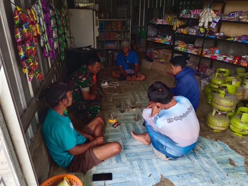 Melalui Komsos, Babinsa Desa Mantar Dorong Keamanan dan Ketertiban Lingkungan