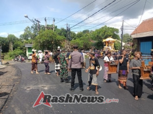 Bhabinkamtibmas Desa Takmung Bersinergi Amankan Upacara Ngaben di Desa Adat Banda.