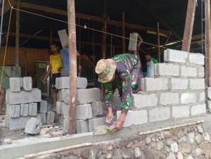 Babinsa Kodim 1622/Alor Turun Langsung Rehabilitasi RTLH Pengungsian