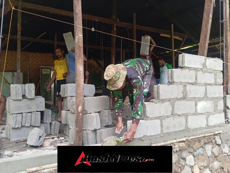 Babinsa Kodim 1622/Alor Turun Langsung Rehabilitasi RTLH Pengungsian