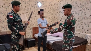 Satgas Pamtas Yonarmed 12 Kostrad Amankan Dua Senjata Api dari Warga Belu
