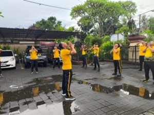 Personel Polsek Selemadeg barat laksanakan giat pembinaan jasmani/olahraga bersama dalka menjaga kebugaran stamina personil