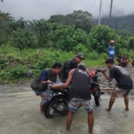 Hujan Bukan Penghalang: Aksi Humanis Babinsa Bantu Warga Terjang Banjir di Desa Golo Ketak