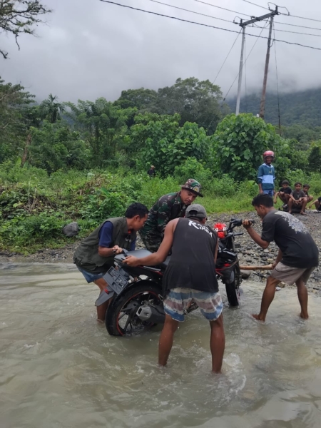 Hujan Bukan Penghalang: Aksi Humanis Babinsa Bantu Warga Terjang Banjir di Desa Golo Ketak