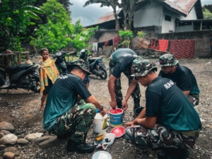 Wujudkan Kepedulian, Satgas Pamtas Yonarhanud 2 Kostrad Adakan Karya Bakti Mengecat Rumah Warga