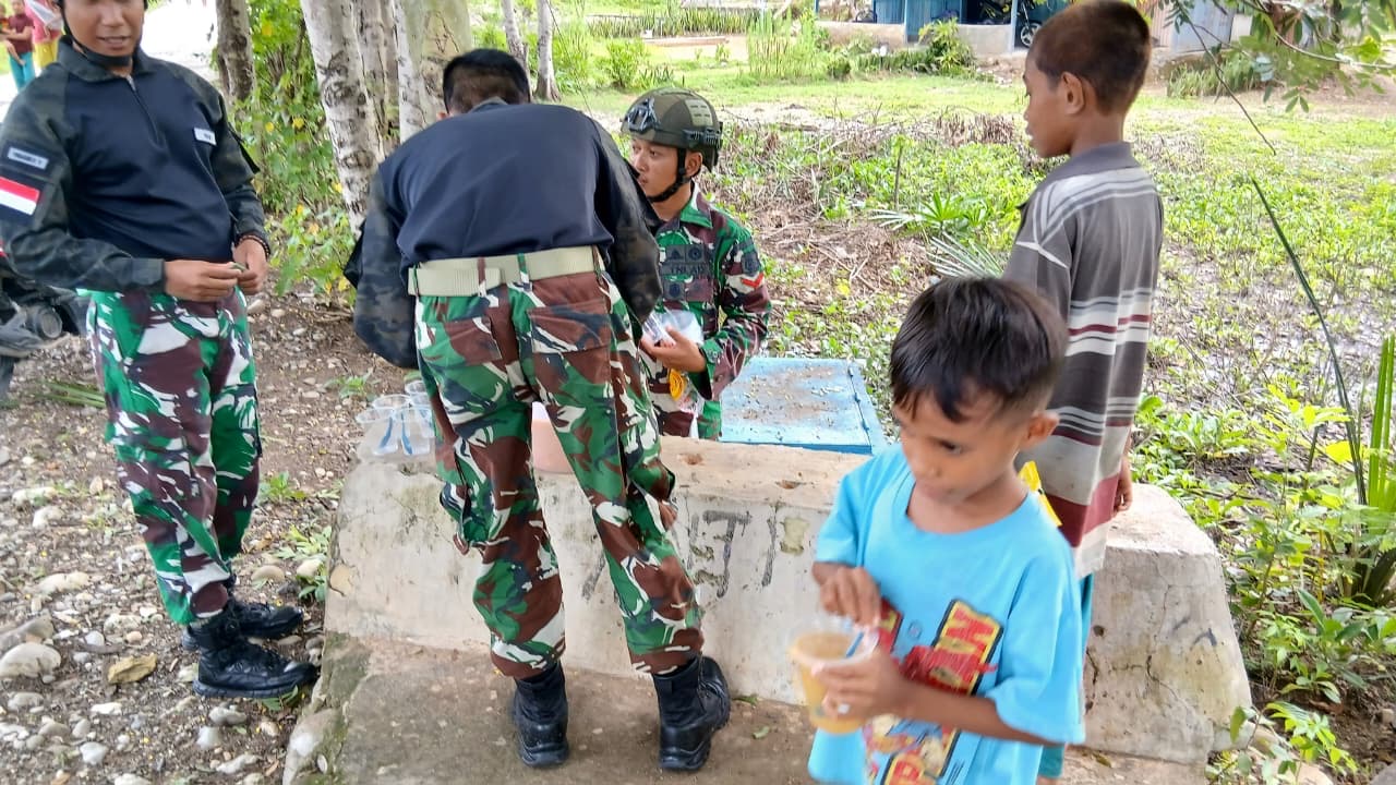 Pererat Kemanunggalan TNI-Rakyat, Satgas Pamtas Pos Nunura Berbagi Kolak