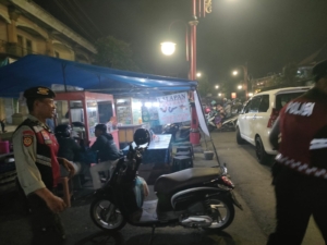 KRYD Polsek Blahbatuh Sambangi Keramaian Pasar Malam, Wujudkan Keamanan Dan Sinergitas  BLAHBATUH – GIANYAR Polsek Blahbatuh melaksanakan Kegiatan Rutin Yang Ditingkatkan (KRYD) dengan menyambangi keramaian pasar malam pada Sabtu, 24 Januari 2026. Kegiatan ini sebagai langkah preventif kepolisian dalam menjaga keamanan dan ketertiban masyarakat di tengah meningkatnya aktivitas warga pada malam hari.  Personel Polsek Blahbatuh hadir di lokasi dengan melaksanakan patroli dialogis, menyapa pedagang maupun pengunjung pasar malam. Pendekatan humanis dilakukan untuk menyampaikan imbauan kamtibmas serta mengajak masyarakat berperan aktif menjaga situasi tetap aman, tertib, dan kondusif.  Selain melakukan pemantauan situasi, kegiatan ini juga bertujuan memperkuat sinergitas antara Polri dan masyarakat. Kehadiran polisi di tengah keramaian diharapkan dapat memberikan rasa aman serta membuka ruang komunikasi yang positif, sehingga potensi gangguan kamtibmas dapat dicegah sejak dini.  Seijin Kapolres Gianyar AKBP Chandra C Kesuma, S.I.K., M.H., Kapolsek Blahbatuh Kompol Luh Putu Sri Sumartini, S.H., M.H., menerangkan bahwa KRYD yang dilaksanakan secara rutin merupakan bentuk komitmen Polsek Blahbatuh dalam memberikan pelayanan terbaik kepada masyarakat. “Melalui patroli dan dialog langsung dengan masyarakat, kami berupaya menciptakan rasa aman sekaligus membangun kebersamaan guna mewujudkan situasi kamtibmas yang kondusif,” terangnya.