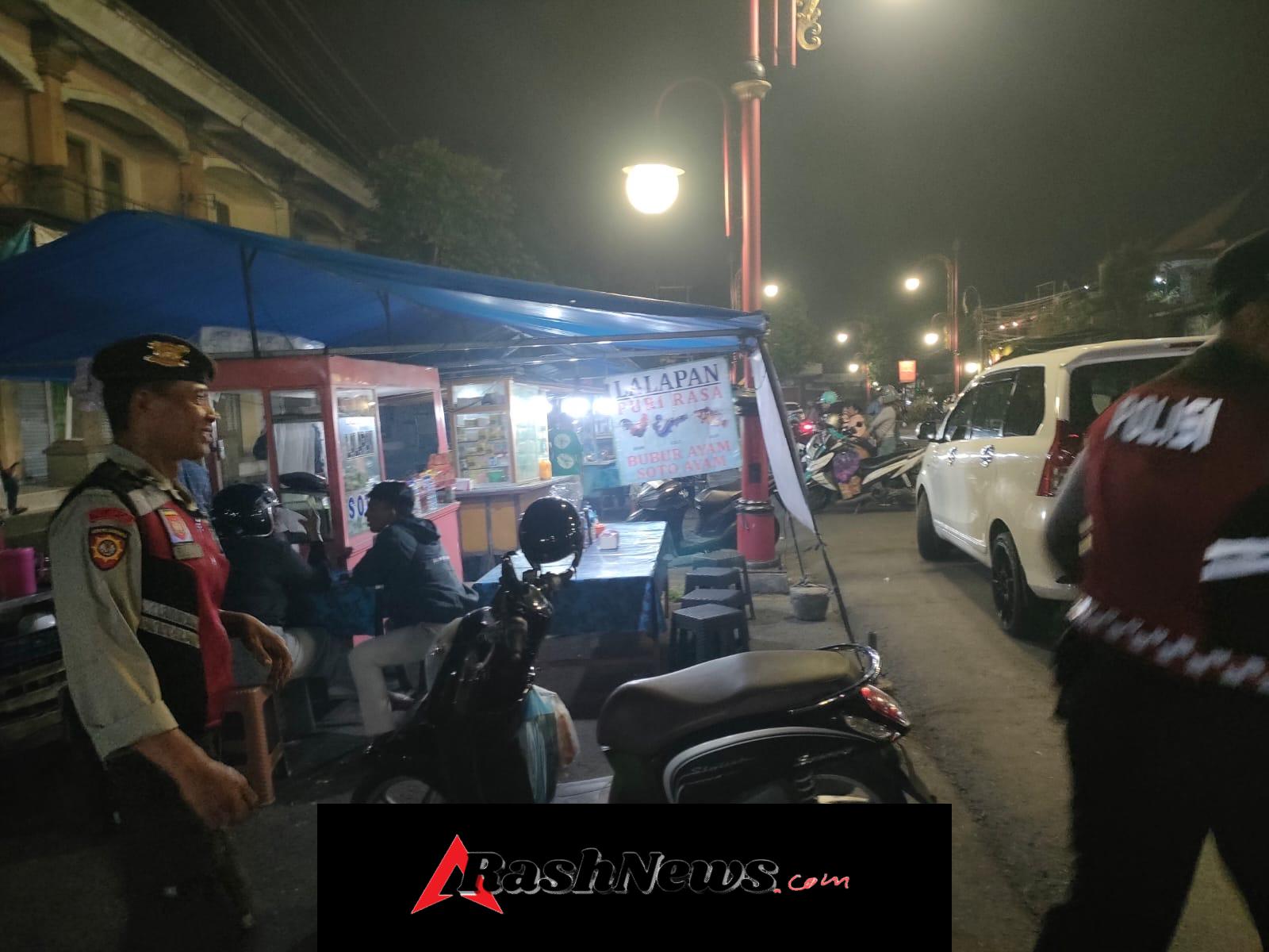 KRYD Polsek Blahbatuh Sambangi Keramaian Pasar Malam, Wujudkan Keamanan Dan Sinergitas  BLAHBATUH – GIANYAR Polsek Blahbatuh melaksanakan Kegiatan Rutin Yang Ditingkatkan (KRYD) dengan menyambangi keramaian pasar malam pada Sabtu, 24 Januari 2026. Kegiatan ini sebagai langkah preventif kepolisian dalam menjaga keamanan dan ketertiban masyarakat di tengah meningkatnya aktivitas warga pada malam hari.  Personel Polsek Blahbatuh hadir di lokasi dengan melaksanakan patroli dialogis, menyapa pedagang maupun pengunjung pasar malam. Pendekatan humanis dilakukan untuk menyampaikan imbauan kamtibmas serta mengajak masyarakat berperan aktif menjaga situasi tetap aman, tertib, dan kondusif.  Selain melakukan pemantauan situasi, kegiatan ini juga bertujuan memperkuat sinergitas antara Polri dan masyarakat. Kehadiran polisi di tengah keramaian diharapkan dapat memberikan rasa aman serta membuka ruang komunikasi yang positif, sehingga potensi gangguan kamtibmas dapat dicegah sejak dini.  Seijin Kapolres Gianyar AKBP Chandra C Kesuma, S.I.K., M.H., Kapolsek Blahbatuh Kompol Luh Putu Sri Sumartini, S.H., M.H., menerangkan bahwa KRYD yang dilaksanakan secara rutin merupakan bentuk komitmen Polsek Blahbatuh dalam memberikan pelayanan terbaik kepada masyarakat. “Melalui patroli dan dialog langsung dengan masyarakat, kami berupaya menciptakan rasa aman sekaligus membangun kebersamaan guna mewujudkan situasi kamtibmas yang kondusif,” terangnya.