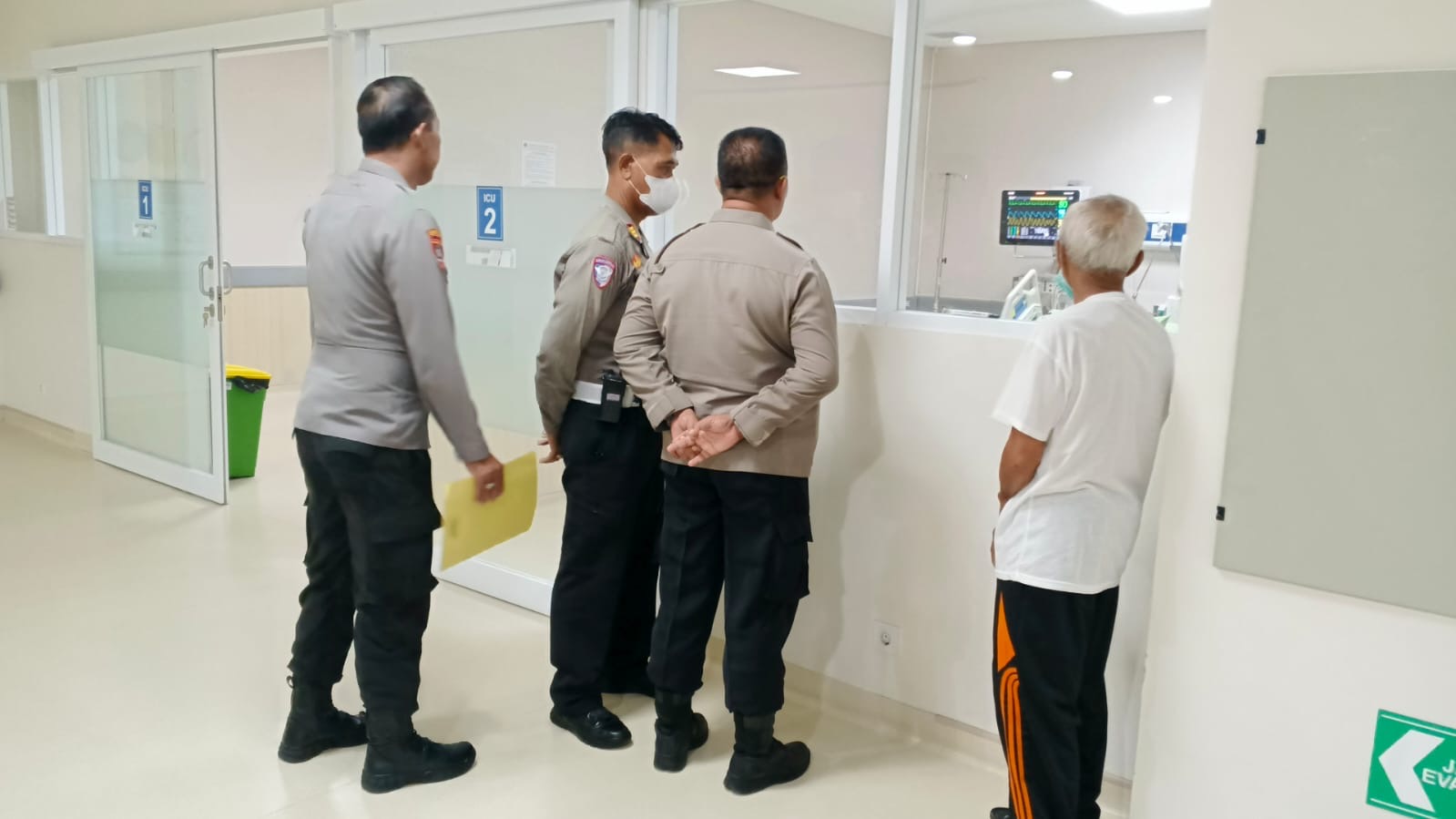 Wujud Kepedulian, Kapolsek Mengwi Jenguk Personel Unit Lalu Lintas yang Dirawat di RS Mangusada