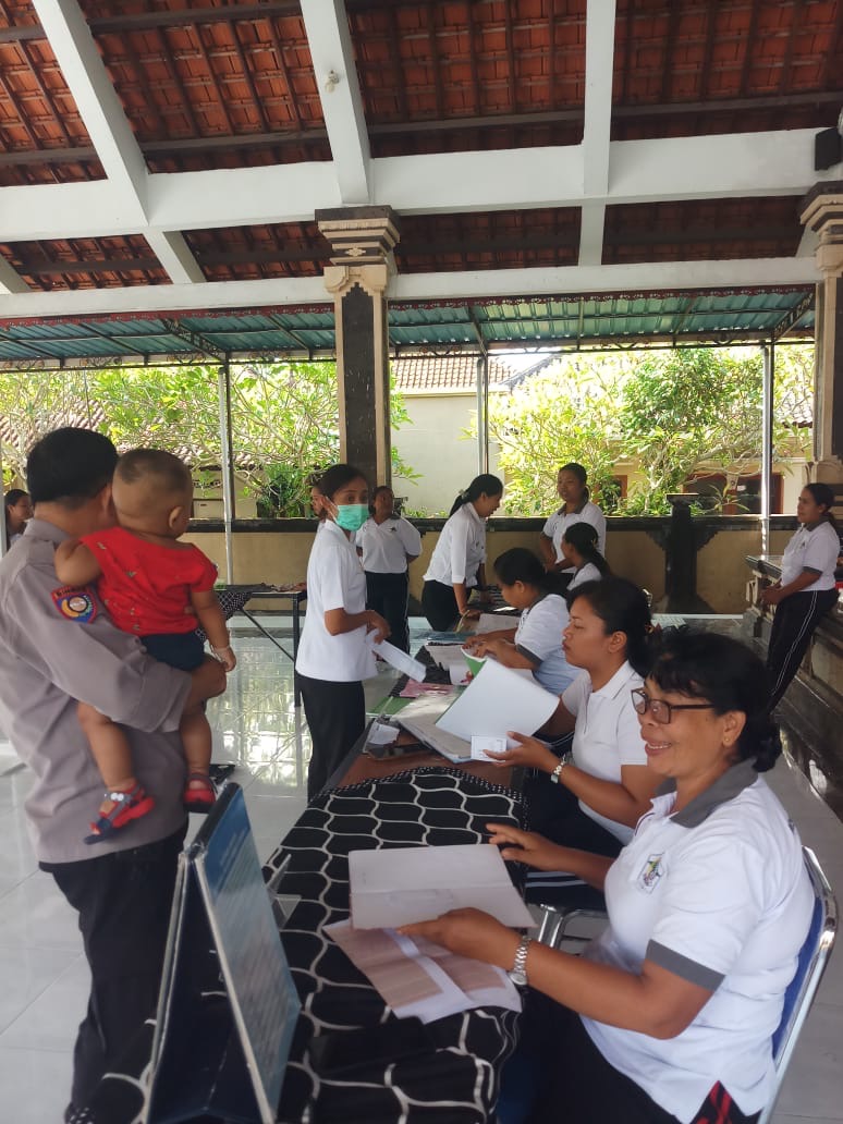 Sinergi Kamtibmas dan Kesehatan, Bhabinkamtibmas Pantau Posyandu Balita & Lansia di Dawan Kaler.