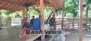 Jalin Silaturahmi, Babinsa Kokarlian Komsos dengan Kelompok Tani