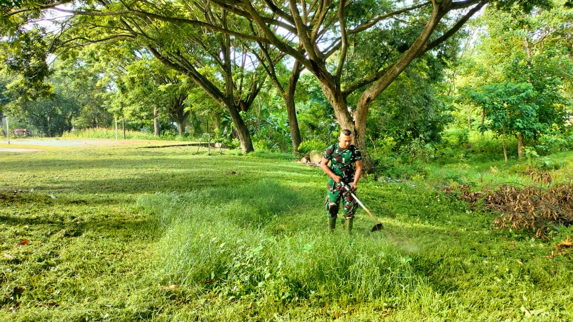 Peduli Lingkungan, Makodim 1618/TTU Bersihkan Area Sekitar Makodim