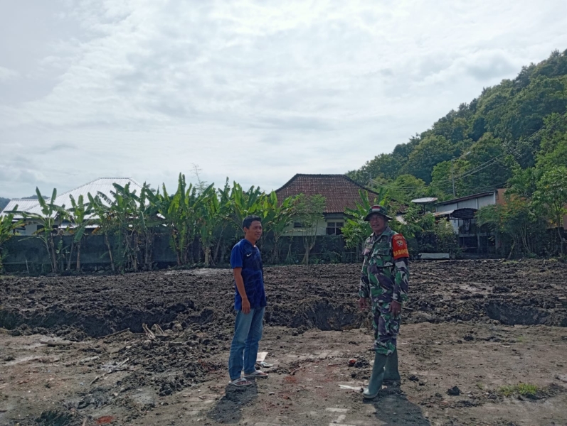Babinsa Koramil Setempat Pastikan Pembangunan Koperasi Merah Putih Berjalan Lancar