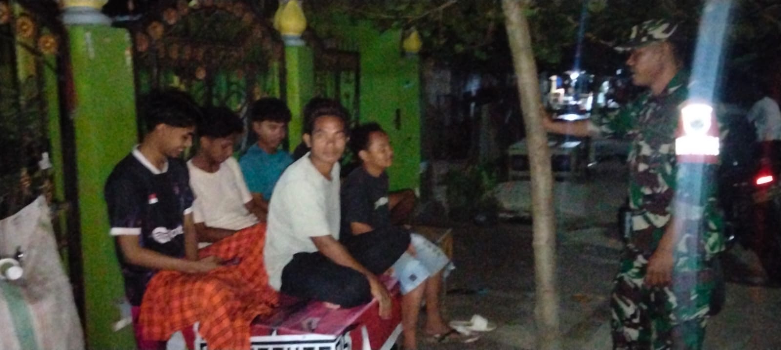 Patroli Malam Babinsa Desa Lepadi, Remaja Diberi Edukasi Penggunaan HP