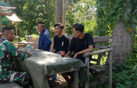 Babinsa Kembang Kerang Daya Perkuat Komsos, Bahas Pentingnya Pola Hidup Sehat Warga