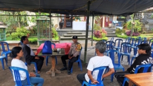 Bhabinkamtibmas Desa Langgahan Melayat ke Rumah Duka, Wujud Empati Polri dan Sampaikan Pesan Kamtibmas