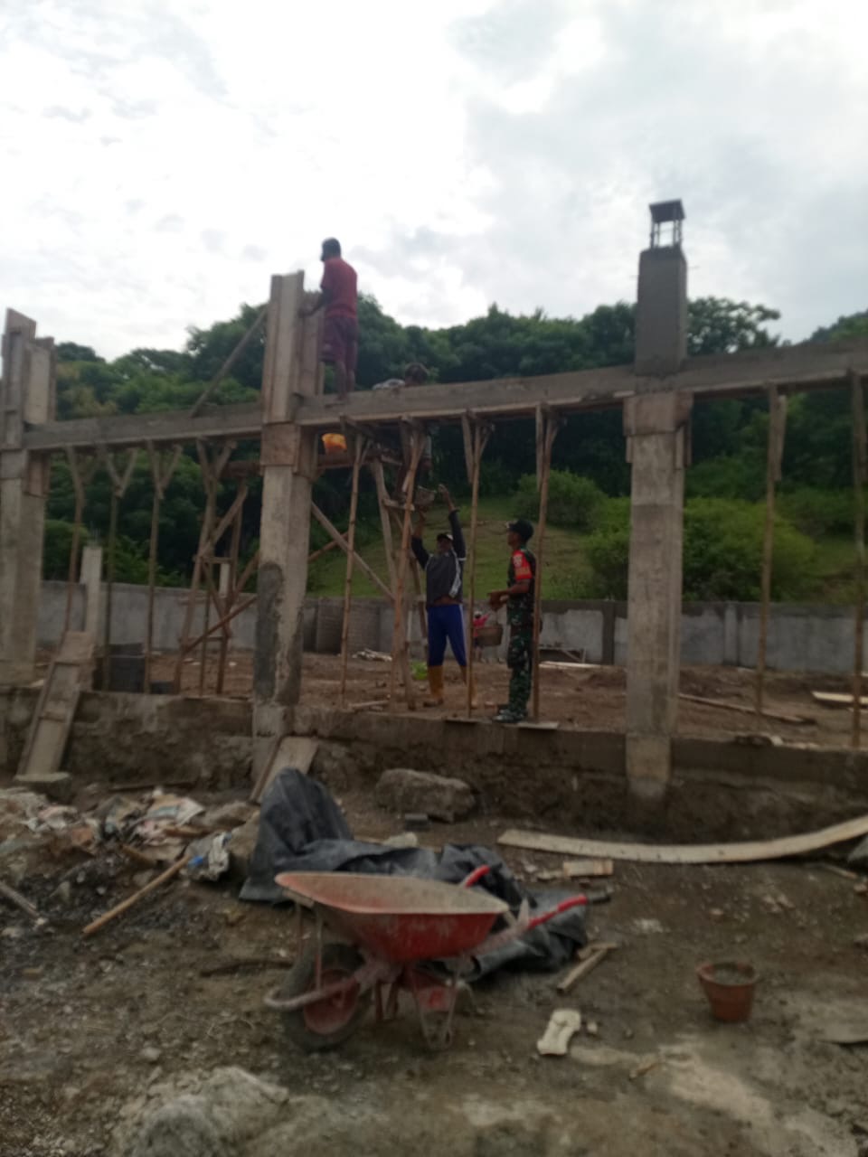 Babinsa Kodim 1628/Sumbawa Barat Aktif Dampingi Pembangunan KDKMP Desa Labuhan Kertasari