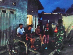 Patroli Malam Babinsa Ciptakan Lingkungan Aman di Dusun Madalibi