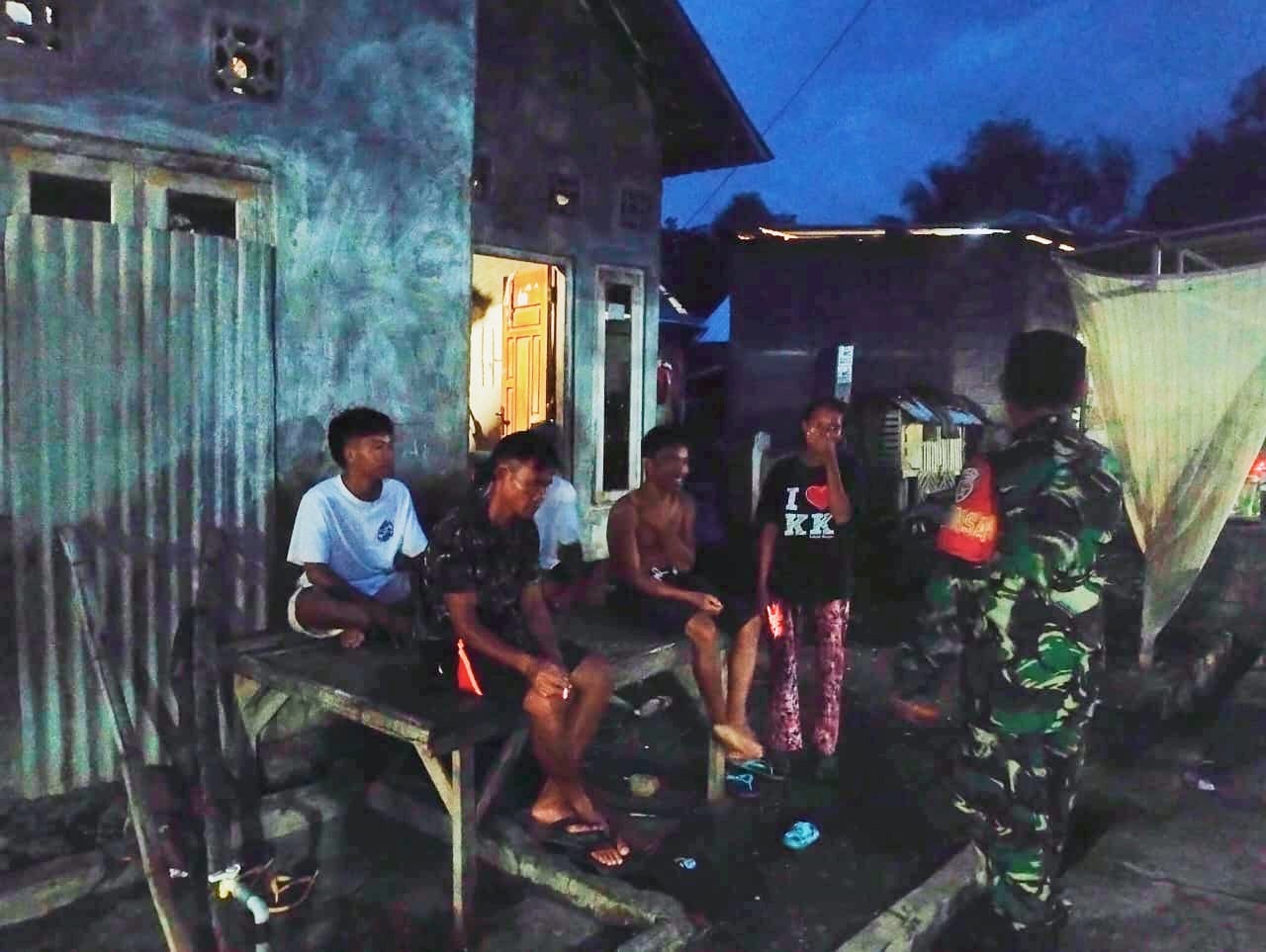 Patroli Malam Babinsa Ciptakan Lingkungan Aman di Dusun Madalibi