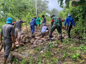 Peduli Kesulitan Warga, Koramil 1630-02/Lembor Gelar Gotong Royong Perbaikan Jalan