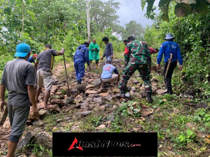 Peduli Kesulitan Warga, Koramil 1630-02/Lembor Gelar Gotong Royong Perbaikan Jalan