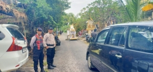 Bhabinkamtibmas Desa Ped Bersinergi Amankan Upacara Pitra Yadnya di Banjar Sental Kangin.