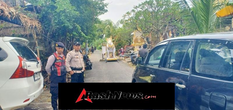 Bhabinkamtibmas Desa Ped Bersinergi Amankan Upacara Pitra Yadnya di Banjar Sental Kangin.