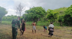 Serka Antonius Kopa Rihi Bantu Petani Tanam Jagung di Pandawai