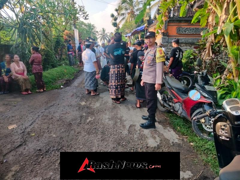 Bhabinkamtibmas Desa Pesagi Bersinergi Dengan Pecalang Melaksanakan Pengamanan Giat Upacara Ngaben Massal