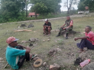 Monitoring Wilayah, Babinsa Insana Barat Pastikan Pekerja Aman dan Tetap Produktif