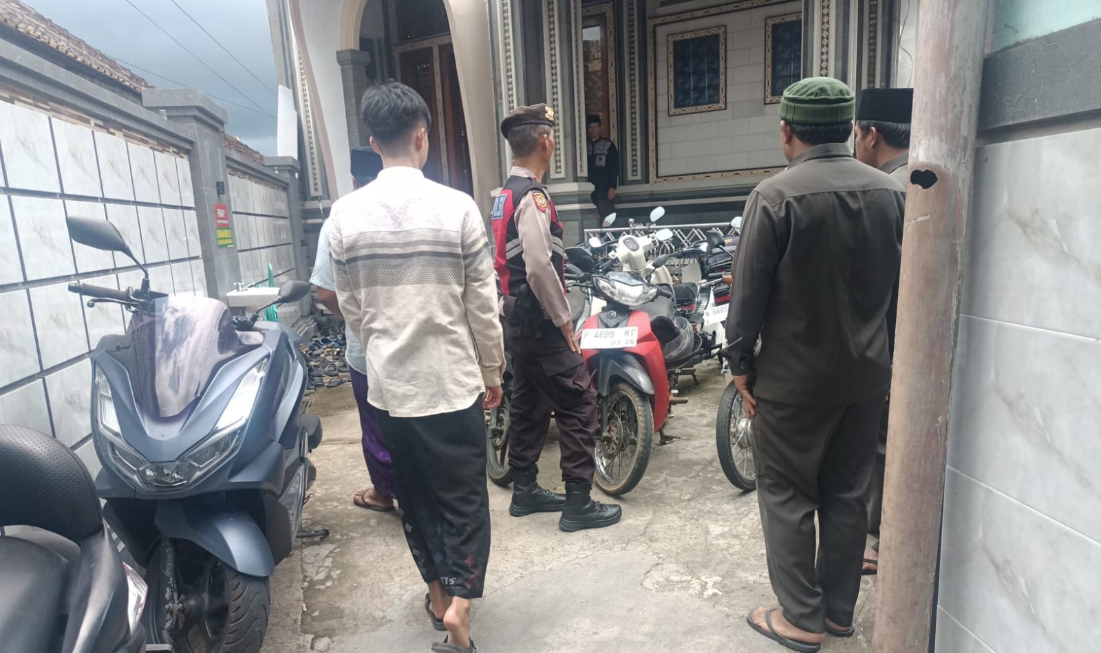 Sholat Jumat di Wilayah Hukum Polsek Baturiti Berjalan Lancar dan Kondusif