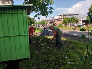 Pererat Kebersamaan, Babinsa dan Warga Laksanakan Gotong Royong