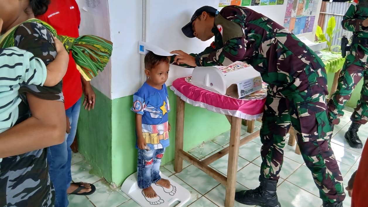 Satgas Yonarmed 12 Kostrad Dampingi Posyandu Wemori 1, Balita Sehat Perbatasan Kuat