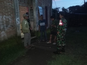 Antisipasi Bencana Musim Hujan, Babinsa Karamabura Aktif Laksanakan Ronda Malam