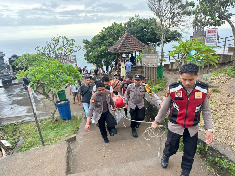 Bhabinkamtibmas Desa Tohpati Bersinergi dengan Pecalang Amankan Prosesi Pengabenan.