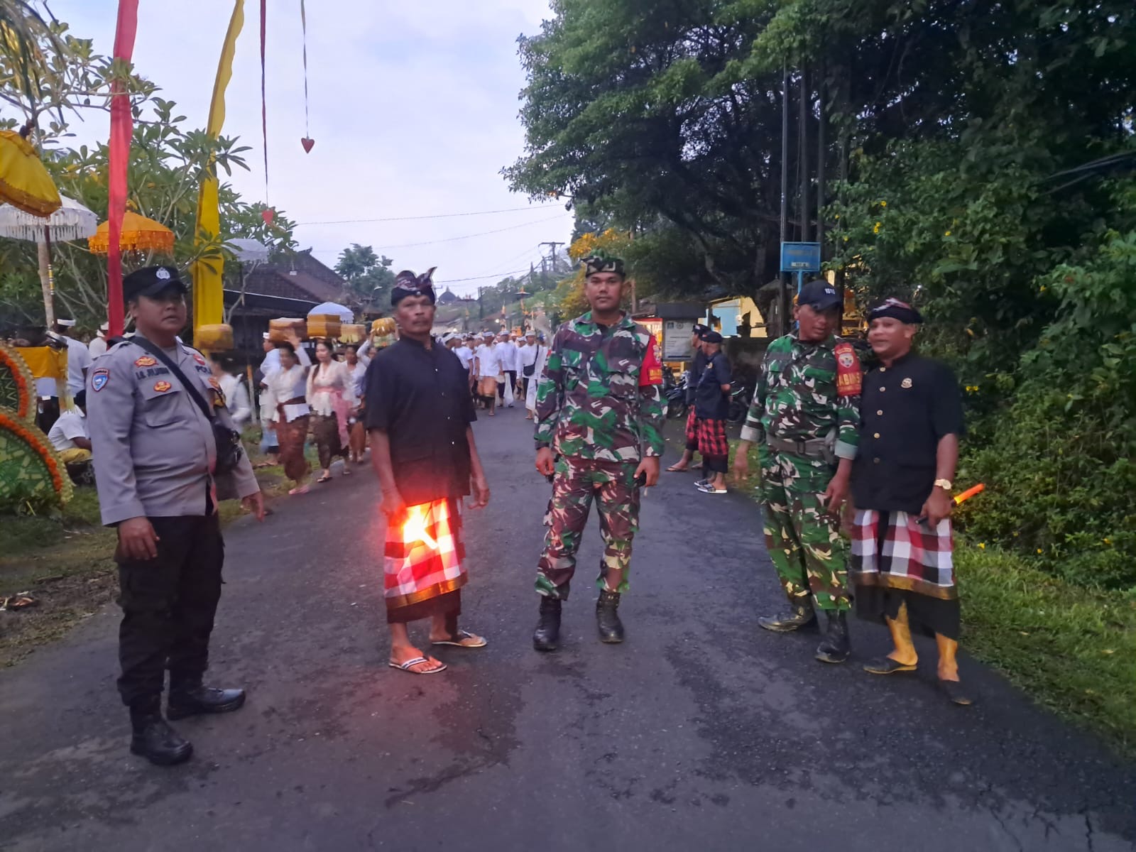 Bhabinkamtibmas Bungbungan Bersinergi Amankan Upacara Dewa Yadnya di Pura Dalem Agung.