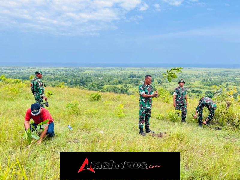 Jaga Kelestarian Alam, Kodim 1613/Sumba Barat Tanam Pohon Bersama Masyarakat