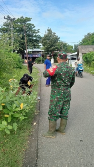 Kemanunggalan TNI dan Rakyat Terlihat dalam Gotong Royong Jum’at Bersih di Benete