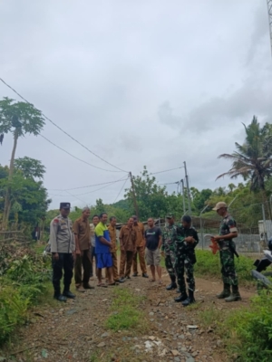 Babinsa Koramil Taliwang Kawal Pengecekan Lokasi Jembatan Desa Seloto