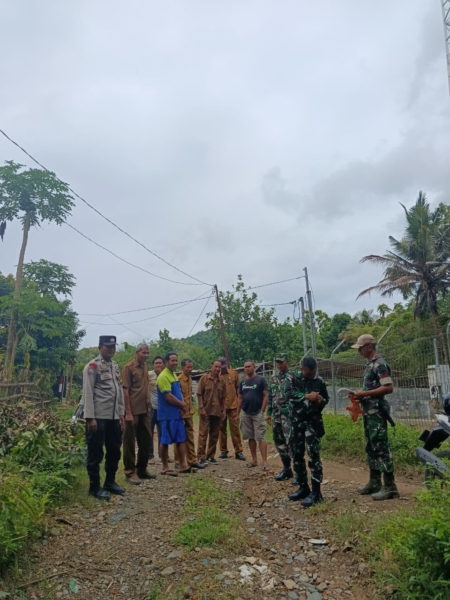 Babinsa Koramil Taliwang Kawal Pengecekan Lokasi Jembatan Desa Seloto