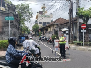 Unit Lantas Polsek Klungkung Amankan Sholat Jumat di Masjid Kampung Jawa.