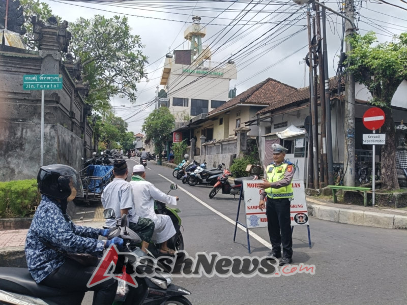 Unit Lantas Polsek Klungkung Amankan Sholat Jumat di Masjid Kampung Jawa.