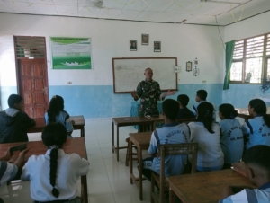 Dekat dengan Generasi Muda, Babinsa Sosialisasikan Rekrutmen TNI AD di SMA Negeri Banat.