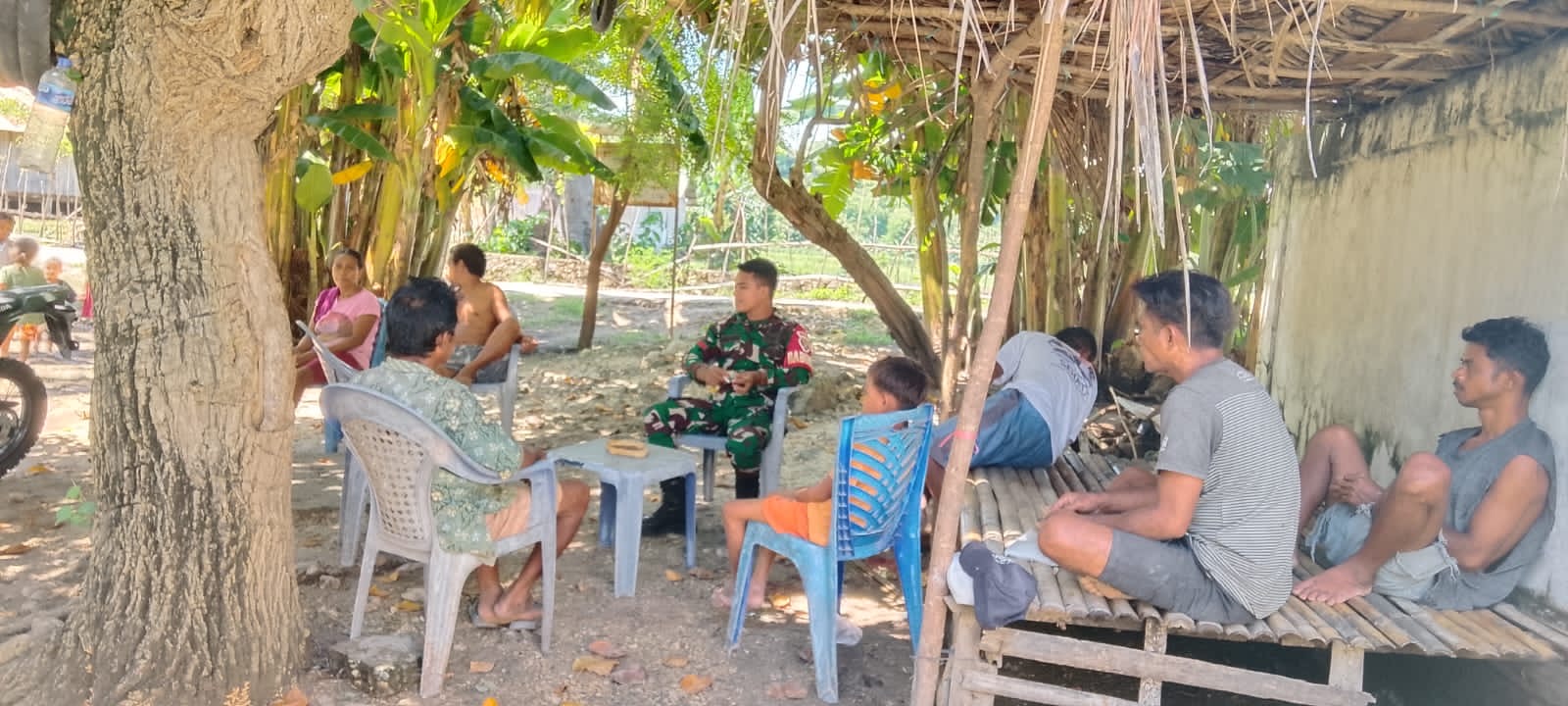 Babinsa Kodim 1601/Sumba Timur Turun ke Wilayah Imbau Warga Waspada Banjir